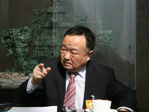 姜卫东代表接受记者采访