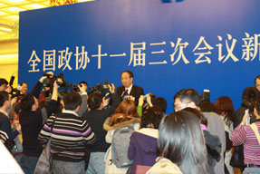 记者竞相采访新闻发言人赵启正