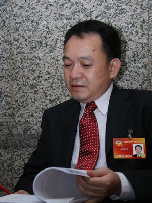 全国政协委员、民建中央委员、海南省主委，海南省公路勘察设计院院长施耀忠