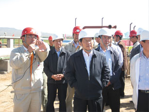 2009年8月，科技部部长万钢（前排左二）考察河北新奥集团气化采煤试验现场