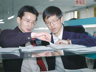 青海省科技厅厅长解源（右）调研光伏产业发展情况