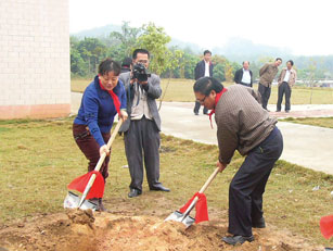 新世通集团捐建的白沙县阜龙中心学校综合楼捐献暨奠基仪式