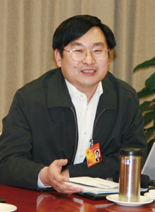全国人大代表,中国乐凯胶片集团公司总经理、党委书记张建恒