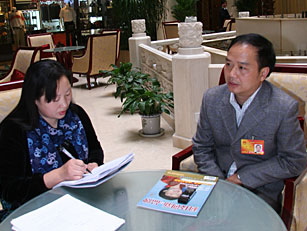 全国人大代表、仁寿县县委书记李酌（右）接受本刊记者采访