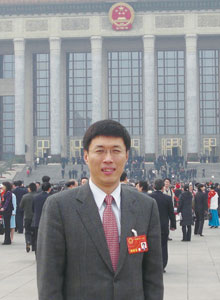 全国人大代表、哈尔滨泰富电气集团公司董事长兼总经理杨天夫出席人大会