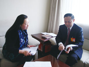 全国人大代表、四川省副省长陈文华（右）接受记者采访