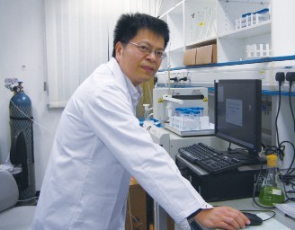 王文雄教授在实验室工作