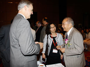 罗克韦尔全球渠道及市场副总裁Bob Eisenbrown与戴汝为院士（右）亲切交谈