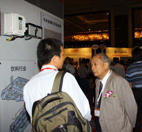 戴汝为院士在展厅听取产品介绍