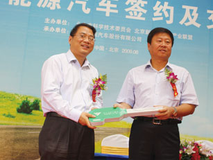福田欧V客车总经理樊文堂（左）向北京公交董事长冯幸福递交混合动力车钥匙