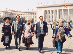 参加九届人大一次会议开幕式后走出人民大会堂