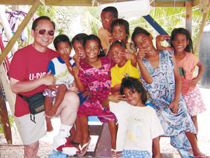 2002年作为世界卫生组织专家访问马绍尔群岛时与当地儿童在一起