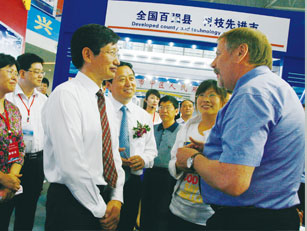 山东省副省长李兆前与参展的国外专家亲切交谈