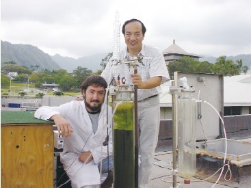 傅鹏程（右）调试屋顶试验型家用藻类生物燃料发生器