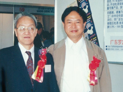 宋坚华（右）和两弹元勋杨嘉墀院士合影