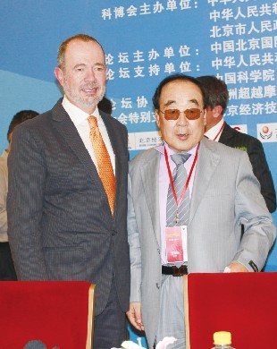 高树森（右）在第十三届科博会上与国外专家合影