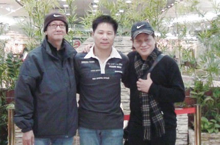 李文球（中）与国际武打明星梁小龙及友人在一起