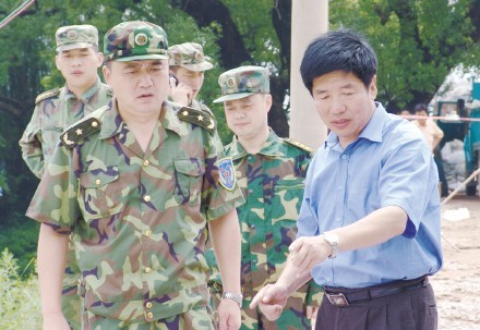 2005年王运洪（右一）在抗洪一线指挥