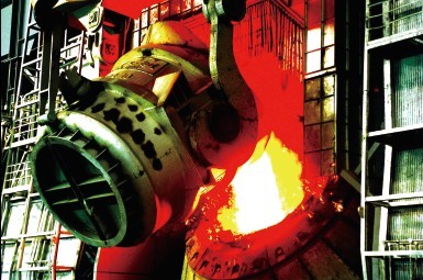 鞍钢第三炼钢连轧厂260吨转炉兑铁水
