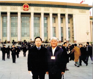 原湖北省省长、现省委书记罗清泉于2005年全国“两会”期间与叶昌保亲切合影