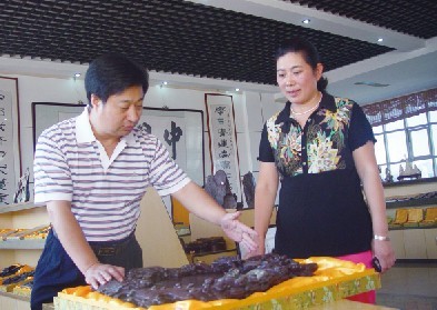 邹洪利、张淑芬夫妇在工作中