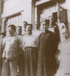 1949年10月陈毅同志（右一）、贺龙同志（左一）视察清华大学，钱伟长作陪