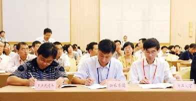 在第二届中国博士后人才与科技项目浙江洽谈会上，董事长虞文品与浙江大学签订了联合招收培养博士后研究人员协议书 