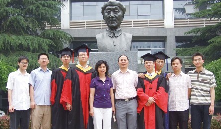 黄永箴与2010年毕业研究生在黄昆先生像前合影