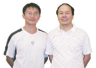 黄永箴（右）与其培养的全国百篇优秀博士论文获得者陈沁合影