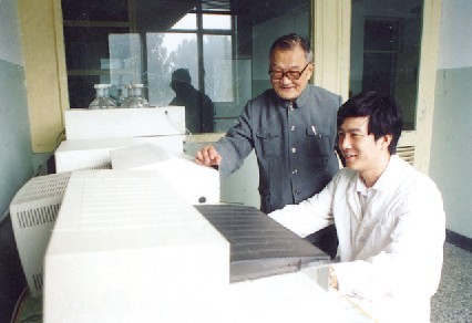 1995年与博士生在实验室