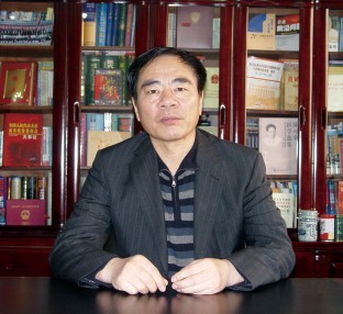 李秀林董事长工作照