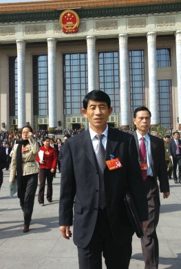 刘三堂代表走出人民大会堂