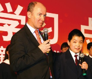 国际奥组委顾问佩恩（左）讲话，盲童做现场翻译