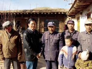 任玉奇（左二）代表深入农村调研