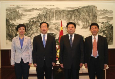 张泽忠（右）与中央直属机关管理局及国务院机关事务管理局领导合影