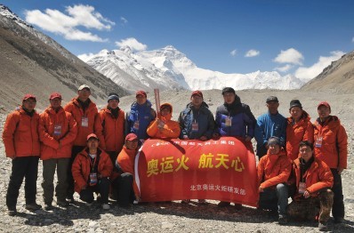 5月5日航天科工集团副总经理、科技奥运工程总指挥薛利上山慰问保障队员 (宿东摄)