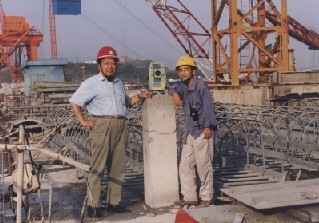 2002年10月李院士（左一）在三峡工地
