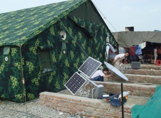 钟顺公司工程技术人员在都江堰灾区安装“跟踪式太阳能卫星电视及照明应急系统”产品