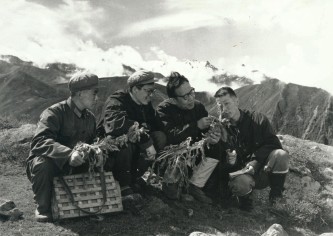 1975年，在西藏希夏邦马峰考察，海拔5000米（左二陈书坤）