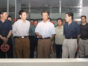 石家庄市市委书记吴显国(左三)视察化纤