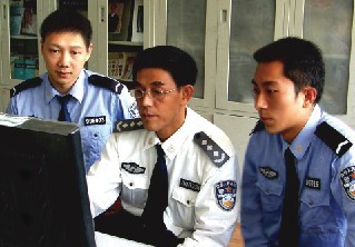 复原团队 赵成文教授（中） 研究生 窦秋波（右）、研究生 卢青山（左）