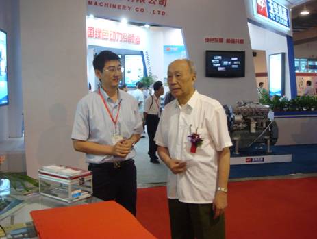 图为中国工程院院士、我国电动汽车“十二五规划”起草之一杨裕生教授参观常隆展厅