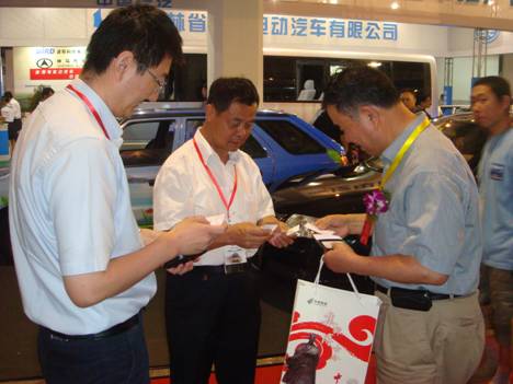 图为中国工程学会电动车分会主任、清华大学汽车工程系教授、中国汽车工程学会常务理事、汽车安全与节能国家重点实验室副主任陈全世教授参观常隆客车展台