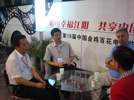 图为外国客商在展场与常隆客车洽谈合作事宜