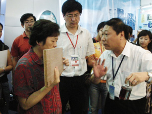 国家发改委副主任欧新黔在“全国中小企业创新与发展成果展览会”参观鎏虹公司展位并深度了解柑橘深加工产业链的具体细节