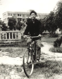 李书福青年时骑自行车照片