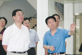 武松涛（前排右一）向来宾介绍受控核聚变装置
