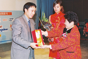 宋玲理事长（右）在颁奖