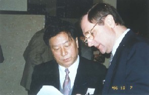 1996年12月，谢礼立院士和加州大学（伯克利）的Jack Moehle教授在讨论