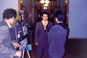 1996年10月16日在大会堂接受央视记者采访